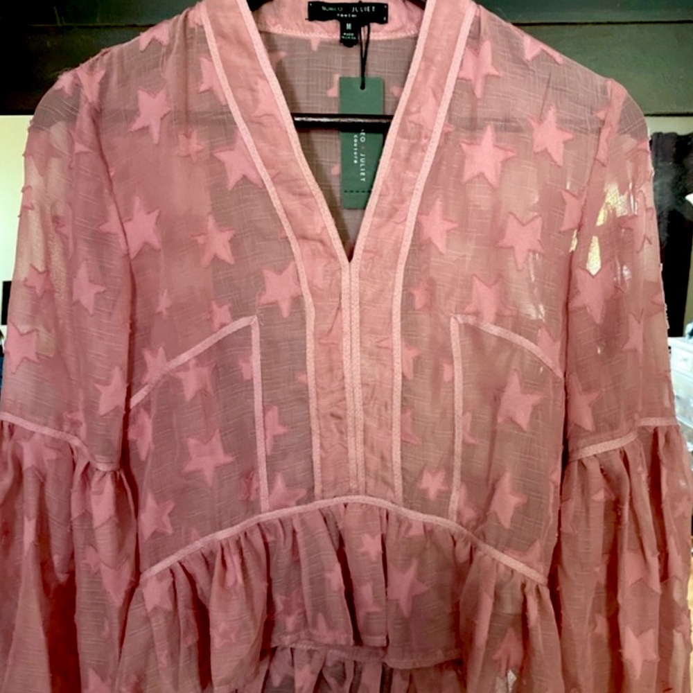 BNWT Romeo & Juliet Couture Star Motif, Ruffle hem, Sheer Hi-Lo Blouse
